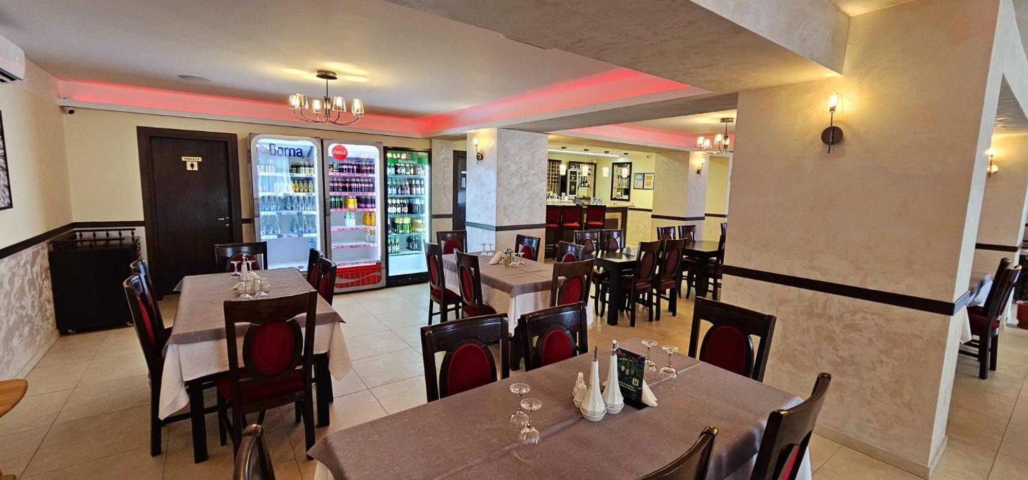 Pensiune Restaurant Pizzerie 2 Pauni Borsa  Exterior photo